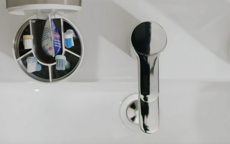 Hộp Đựng Bàn Chải & Kem Đánh Răng OXO chia ngăn