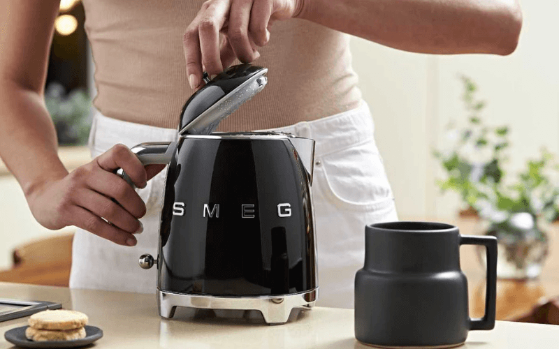 Sử dụng ấm siêu tốc mini SMEG KLF05 0,8L