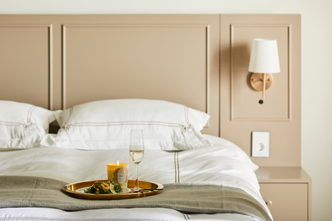 Nên mua giường gỗ hay giường vải? Đâu là xu hướng phòng ngủ năm 2025