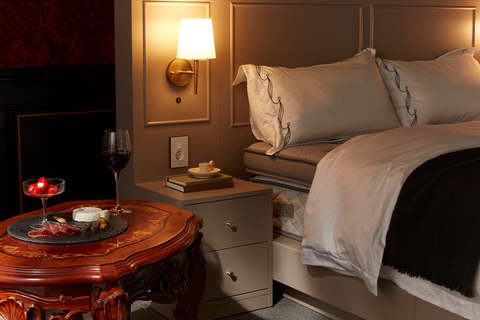 Phong thủy khi ngủ: Nên kê giường ngủ quay đầu vào cửa chính hay quay chân vào cửa chính