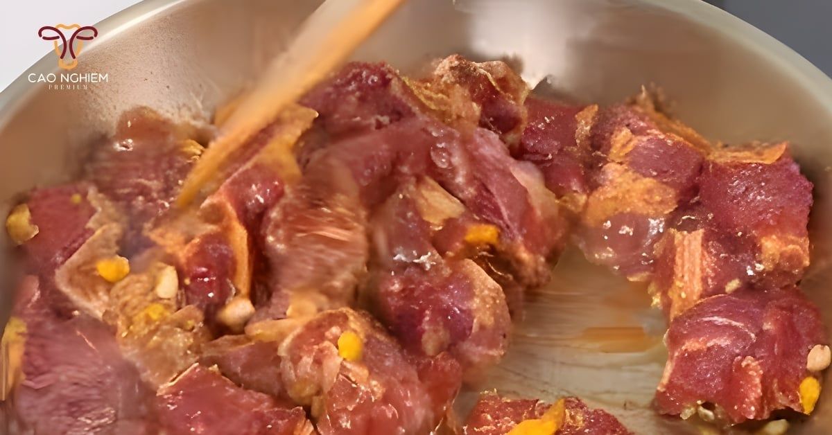 Xào thịt bò cho săn trước khi hầm