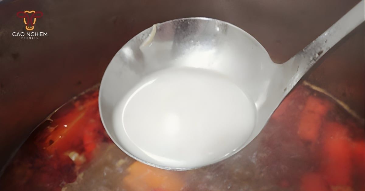 Cho bột năng để tạo độ sánh cho bò kho