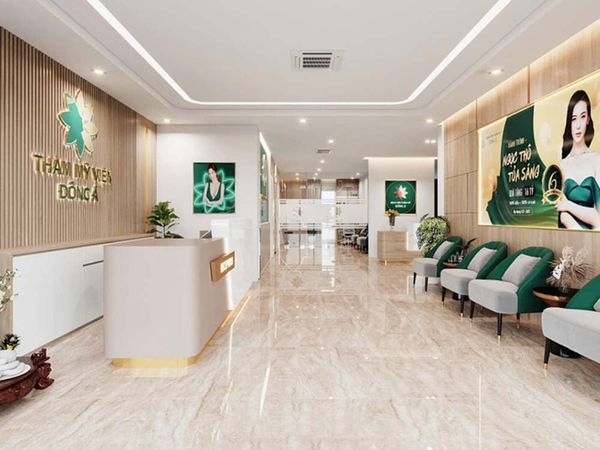 Sảnh đón tiếp sang trọng và quầy tư vấn dịch vụ tại Bệnh viện Thẩm mỹ Đông Á – địa chỉ khử thâm nhũ hoa