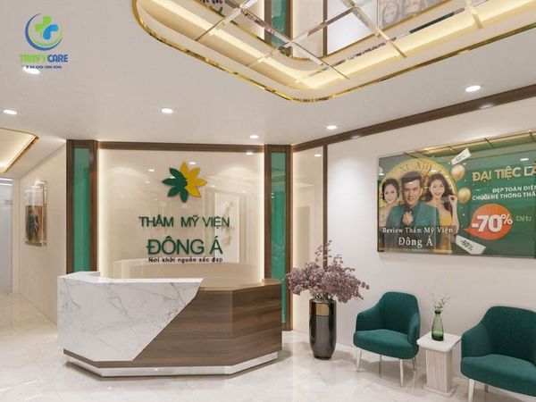 Không gian sảnh đón tiếp sang trọng tại địa chỉ xăm chân mày phong thủy Thẩm mỹ viện Đông Á.