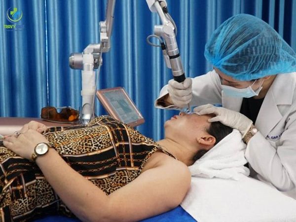 Bác sĩ Bệnh viện Da liễu Hà Nội điều khiển máy laser công nghệ cao bẻ gãy hắc tố tại địa chỉ trị nám uy tín