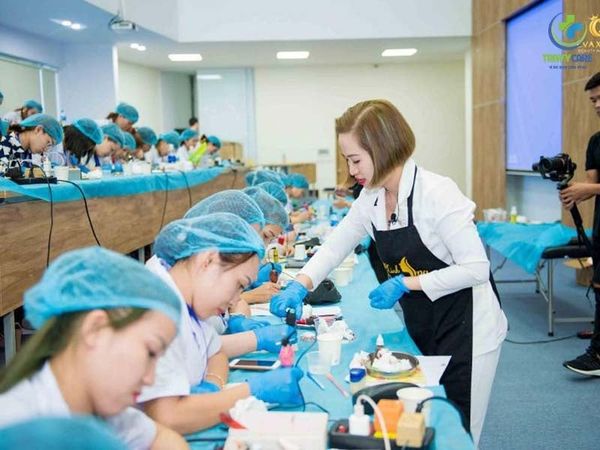 Giáo viên đang hướng dẫn học viên tận tình