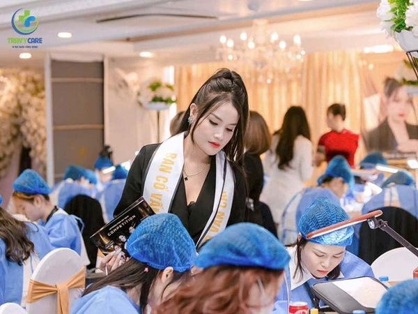 Hình ảnh chuyên gia đang giảng dạy cho học viên tại thẩm mỹ Rio