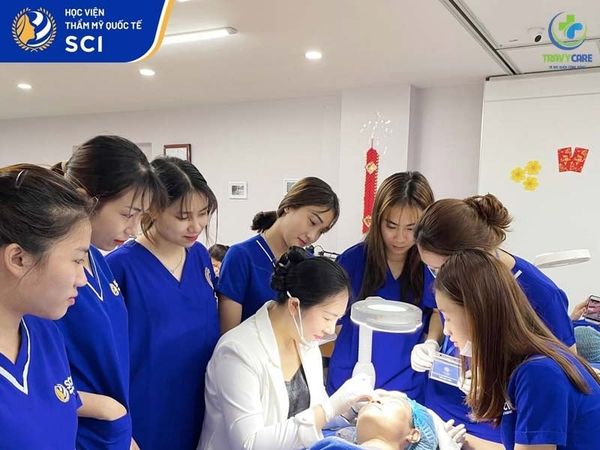 Nhân viên đào tạo học viên