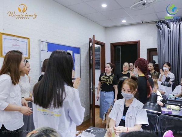 giáo viên đang giải thích cho học viên