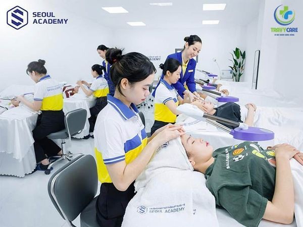 Lớp thực hành chăm sóc da thẩm mỹ tại Seoul Academy - địa chỉ học phun xăm uy tín do Travycare giới thiệu.