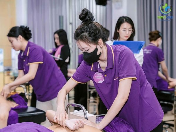 Kỹ thuật mát-xa body được giảng dạy tại địa chỉ học phun xăm và thẩm mỹ.