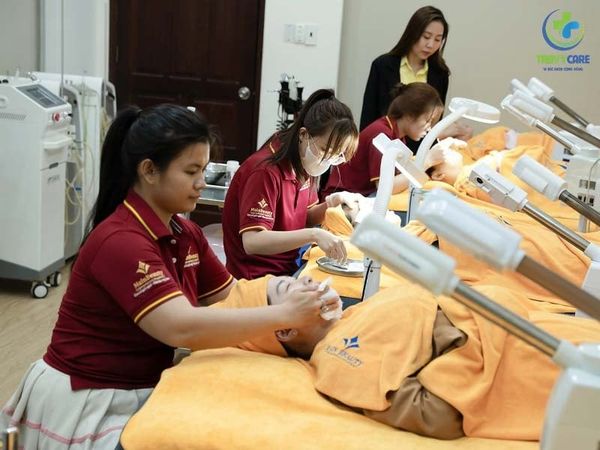 Học viên MainBeauty thực hành chăm sóc da tại địa chỉ học phun xăm và thẩm mỹ uy tín.