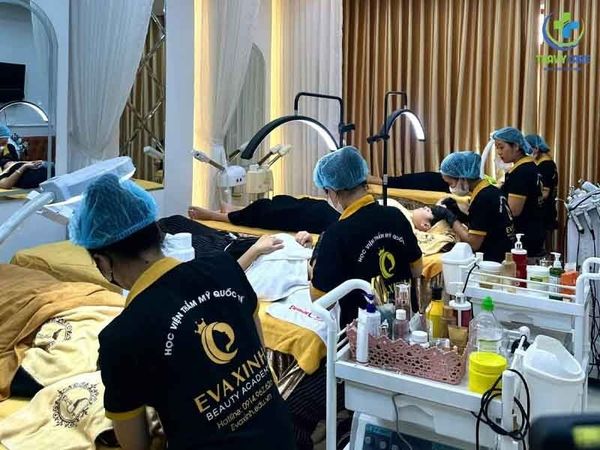 Học viên Học viện Thẩm mỹ Quốc tế Eva Xinh thực hành tại địa chỉ học phun xăm uy tín do Travycare đề xuất.