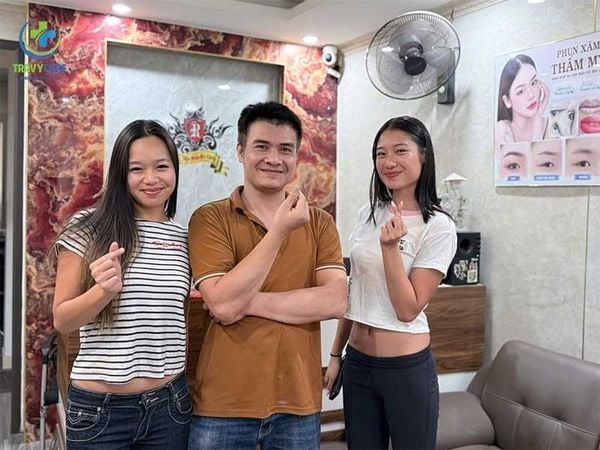 Chuyên gia Trần Mạnh Thắng và khách hàng hài lòng tại địa chỉ phun mày hairstroke