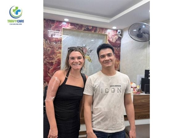 Chuyên gia Trần Mạnh Thắng cùng khách hàng nước ngoài tại địa chỉ phun mày shading.