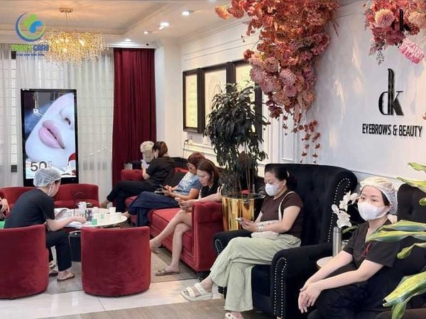 Không gian sảnh chờ đông khách tại địa chỉ phun mày shading DK Eyebrows & Beauty.