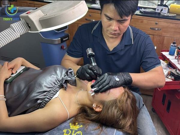 Chuyên gia đang thực hiện kỹ thuật phun môi hồng đào an toàn tại cơ sở uy tín.