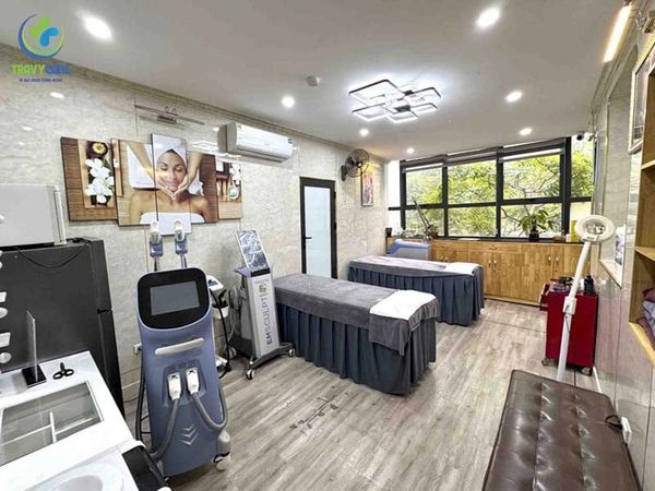 Không gian cơ sở vật chất hiện đại tại Travycare, một địa chỉ phun môi hồng đào uy tín.