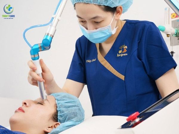 Nữ bác sĩ Bệnh viện Thẩm mỹ Kangnam thao tác máy laser điều trị da mặt tại địa chỉ trị nám nổi tiếng