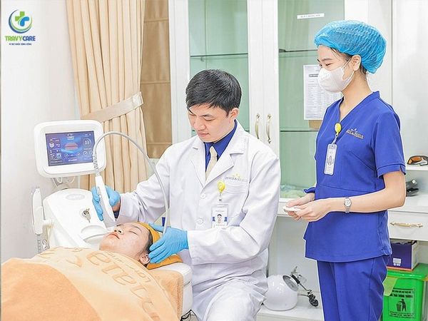 Bác sĩ Phòng khám Maia&Maia trực tiếp thăm khám và chiếu thiết bị điều trị da tại địa chỉ trị nám chuẩn y khoa