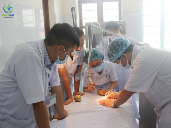 Các bác sĩ Bệnh viện Da liễu Trung ương tập trung theo dõi quy trình thực hành laser tại địa chỉ trị nám hàng đầu