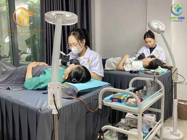 Kĩ thuật viên đang thực hiện điều trị cho khách hàng
