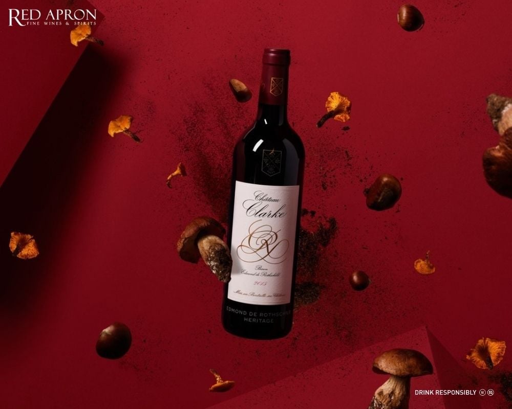 Ly rượu Chateau Clarke với hương trái cây đen và gỗ sồi thanh lịch