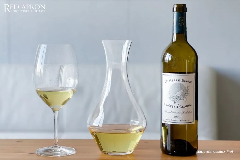 Chateau Clarke được decant trong bình pha lê trước khi thưởng thức
