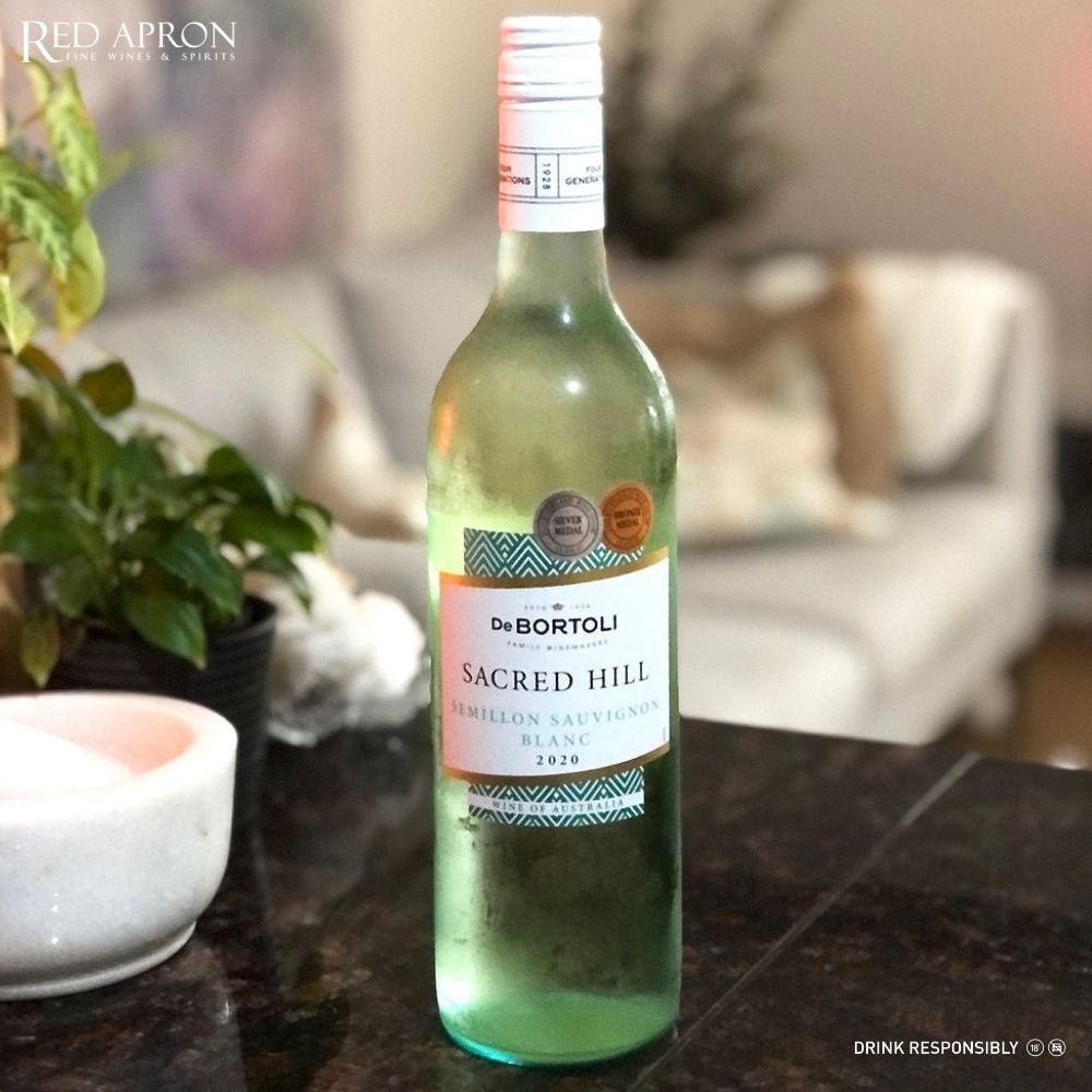 Chai Sacred Hill Cabernet Merlot của De Bortoli với hương trái cây và gỗ sồi nhẹ