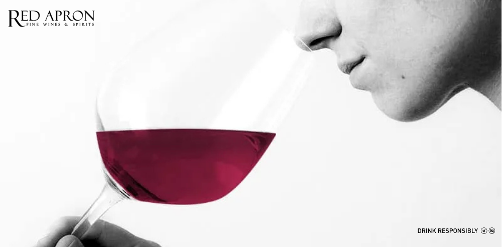 Ly rượu vang đỏ Medoc với màu sắc đậm đà và hương thơm phức tạp