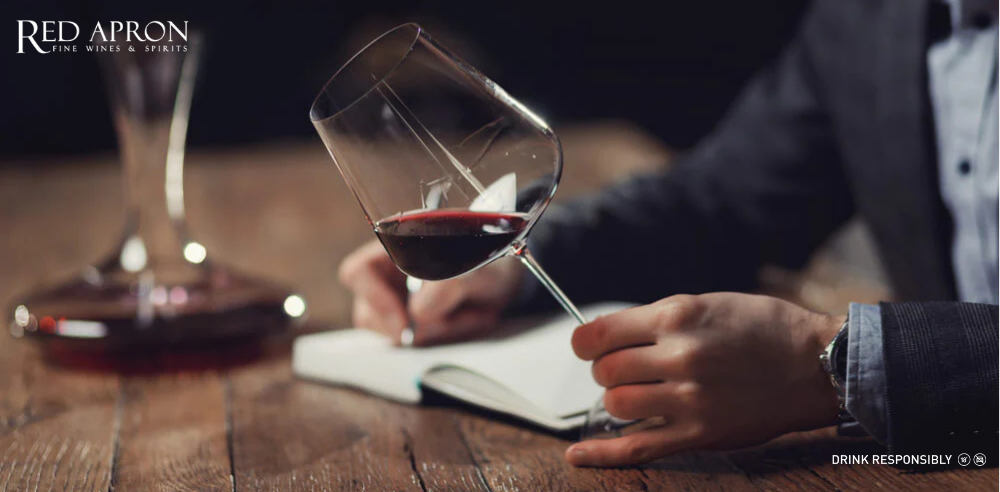 Ly rượu vang đỏ Medoc với màu sắc đậm đà và hương thơm phức tạp