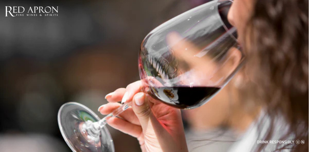 Ly rượu vang đỏ Medoc với màu sắc đậm đà và hương thơm phức tạp