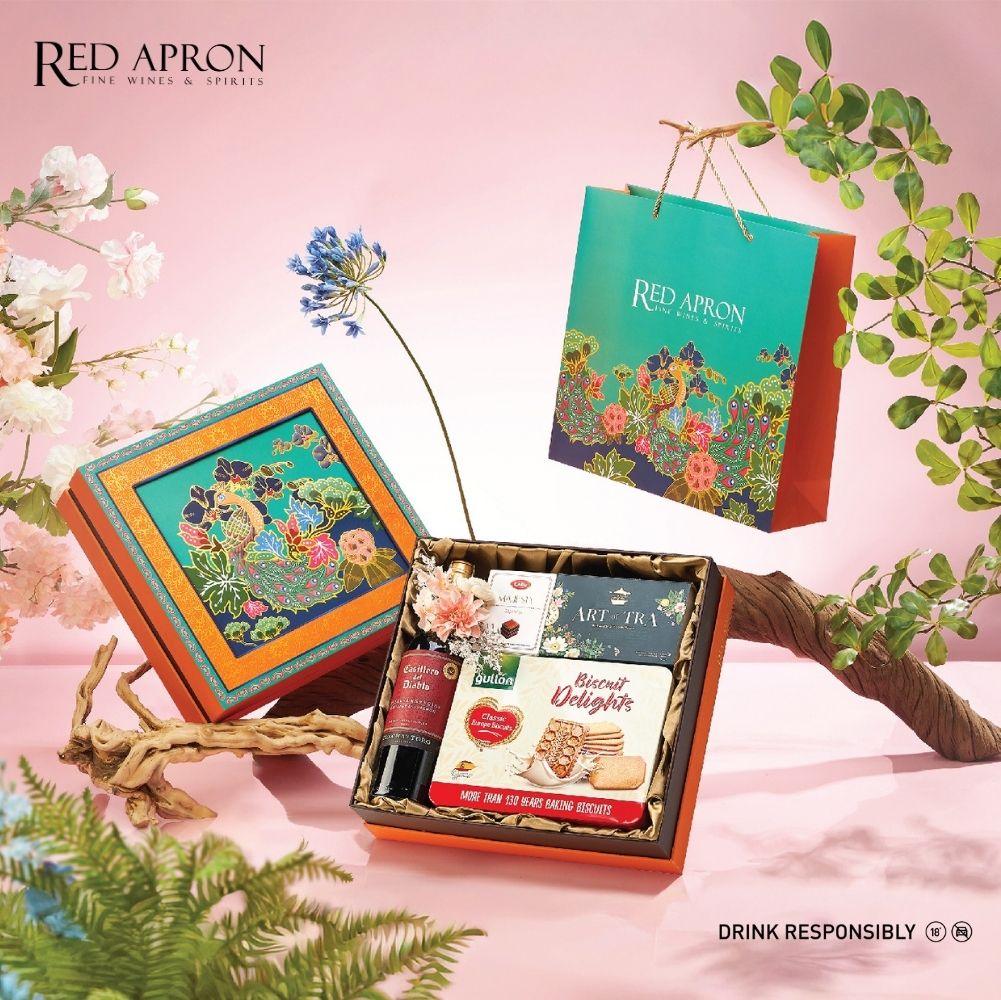 Hộp quà Tết Red Apron mở nắp có rượu vang và bánh kẹo, kèm túi quà thương hiệu, gợi ý mua quà Tết cho bố mẹ.
