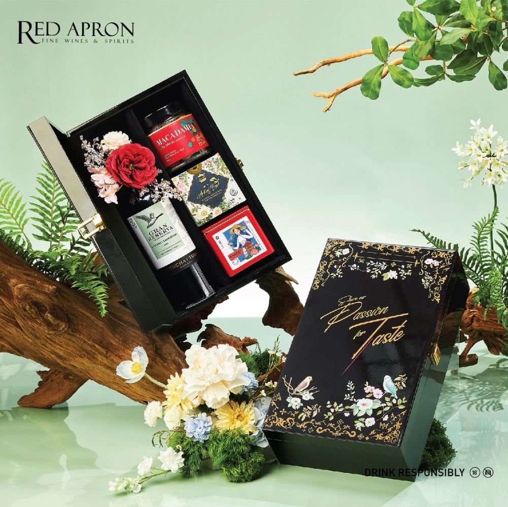 Hộp quà Tết sang trọng kèm hoa trang trí, gợi ý mua quà Tết cho bố mẹ vợ hoặc bố mẹ chồng.