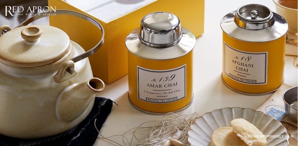 Bộ trà gồm hai hộp trà và ấm chén, gợi ý quà Tết cho bố mẹ người yêu hoặc bố mẹ chồng tương lai.