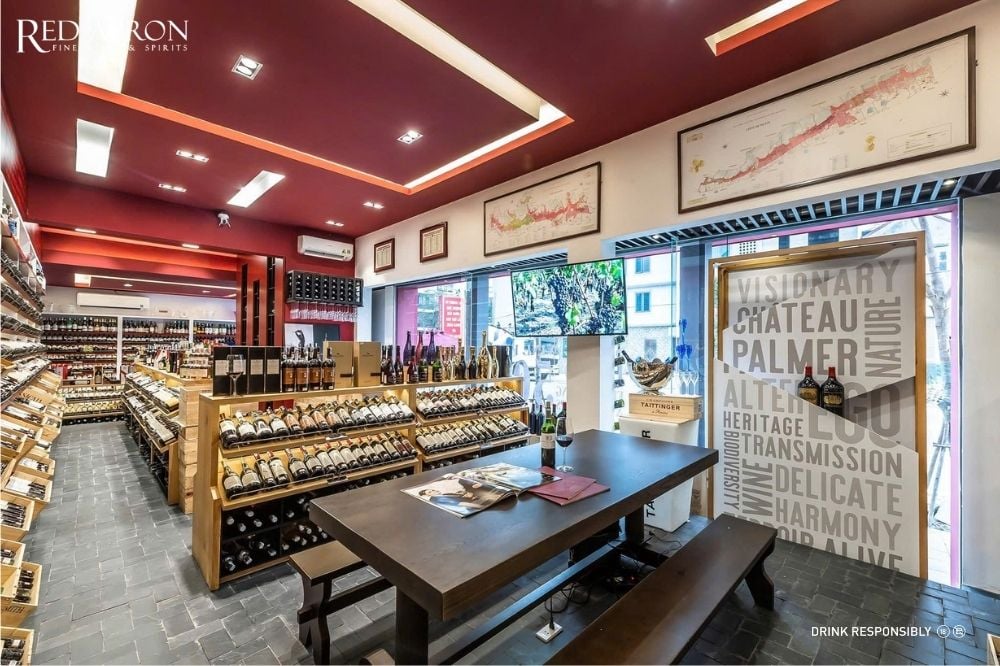 Cửa hàng Red Apron Fine Wines & Spirits cung cấp giỏ quà Tết tại Đà Nẵng