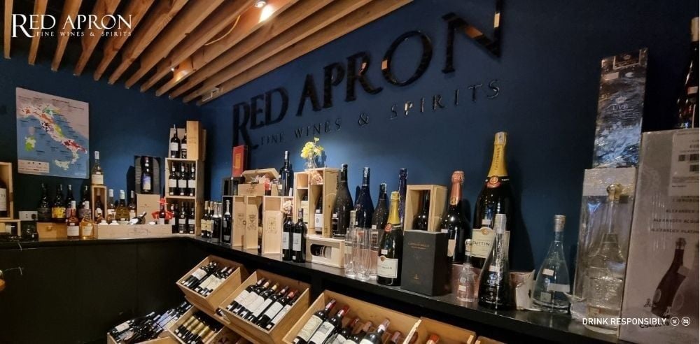 Kệ rượu Red Apron trưng bày rượu vang Tuscany; dịch vụ tư vấn và bảo quản nhiệt độ ổn định.