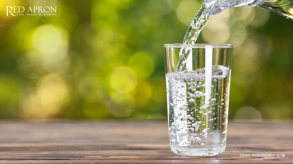 Uống nước lọc giúp bù nước và giảm khô miệng sau khi uống rượu