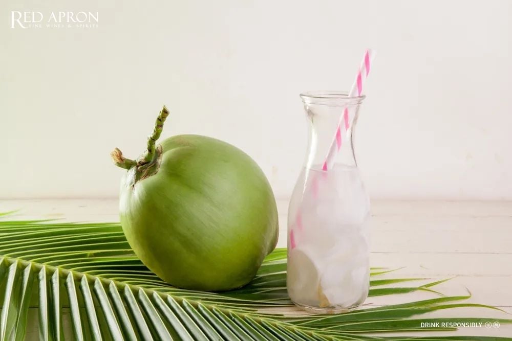 Nước dừa tươi cung cấp điện giải nhẹ giúp giảm mệt mỏi do mất nước