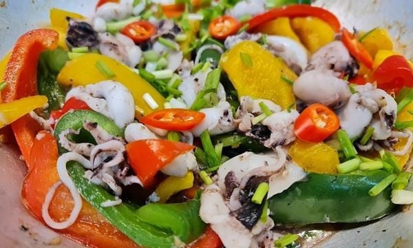 Cách làm mực xào ớt chuông giòn ngon, không ra nước