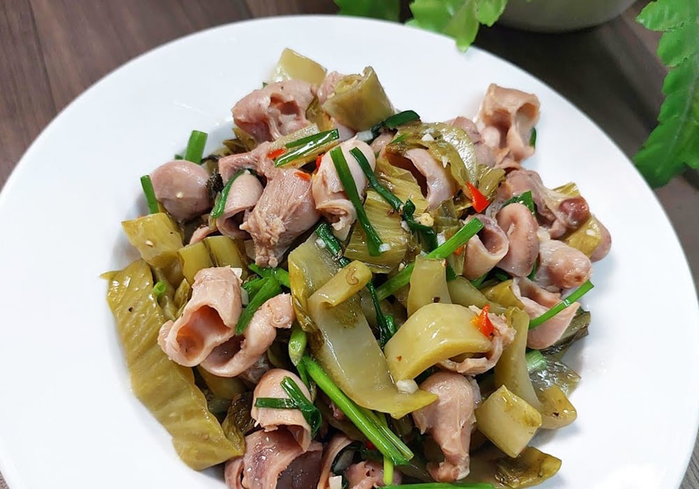 Bao tử cá basa xào cải chua (dưa chua)