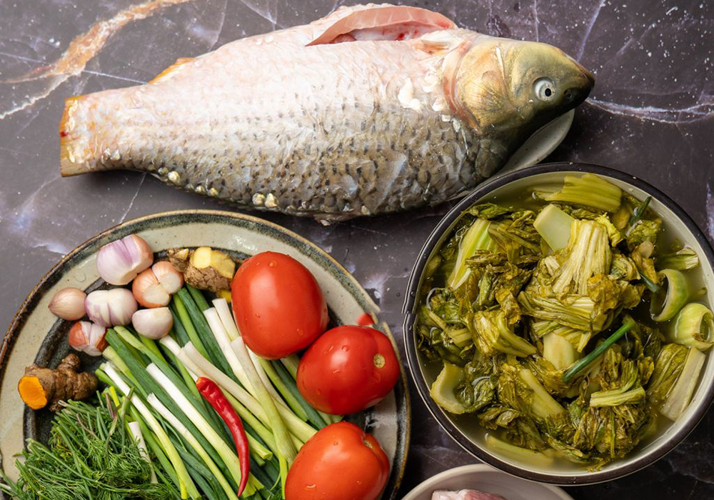 Nguyên liệu làm cá nấu dưa chua miền Bắc