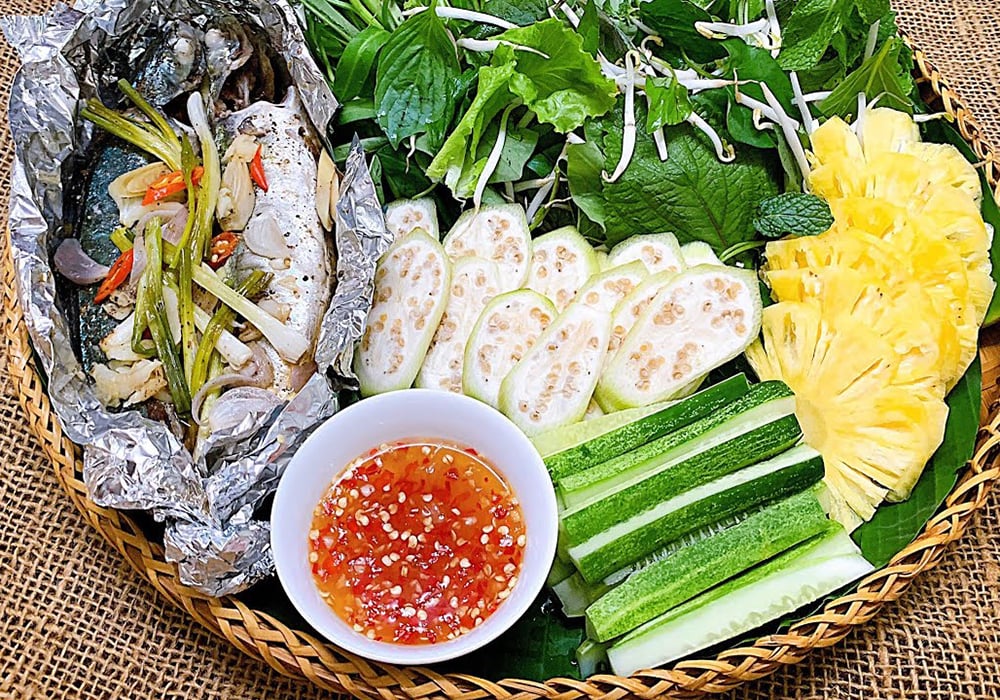 Cá nục hấp bánh tráng
