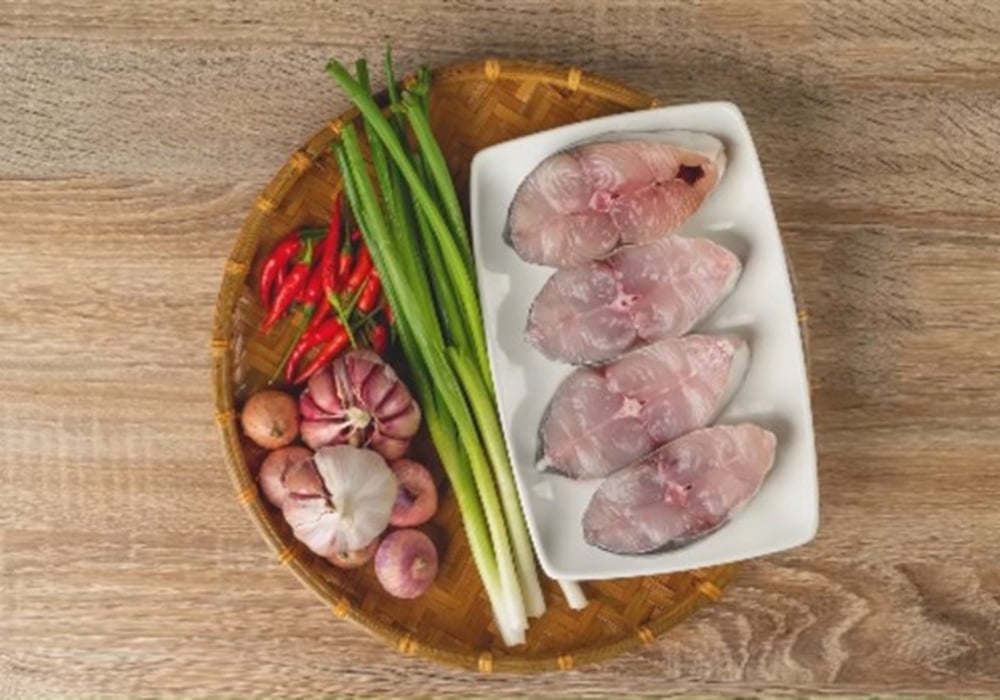 Nguyên liệu làm cá thu kho mặn ngọt