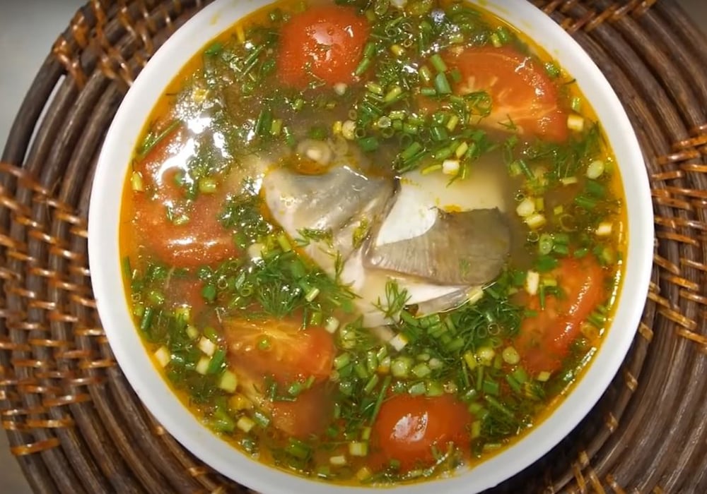 Canh chua cá trắm nấu sấu
