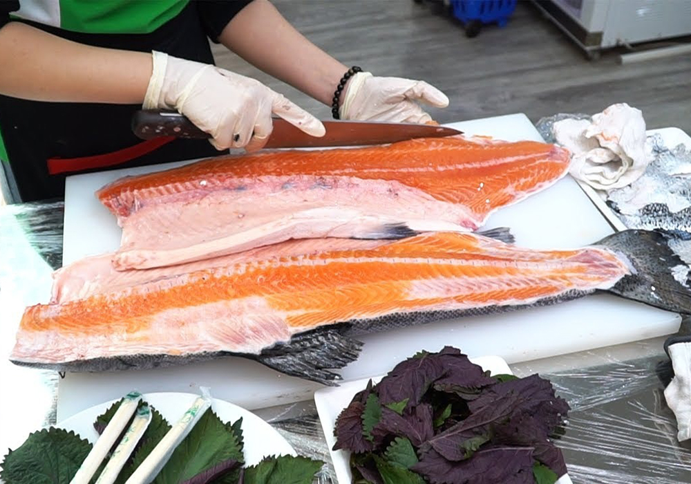 Cách sơ chế cá hồi nguyên con