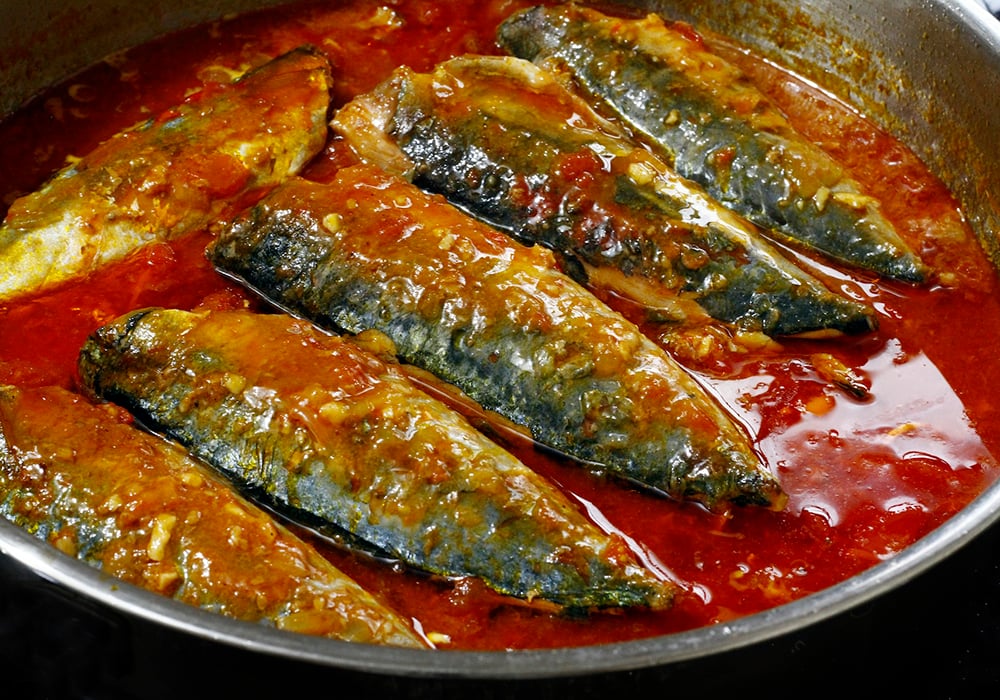 Cá nục kho cà chua