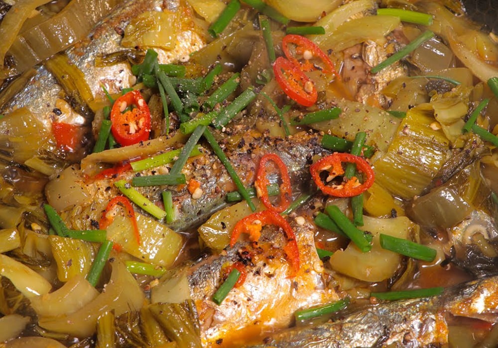 Cá nục kho dưa chua