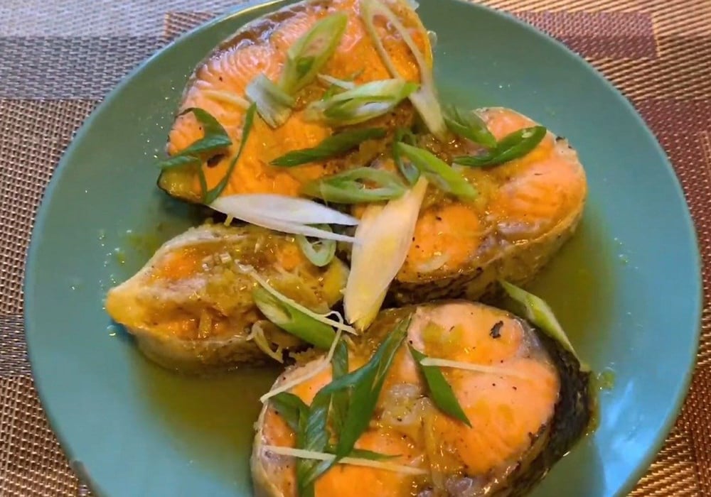 Cá hồi kho nghệ