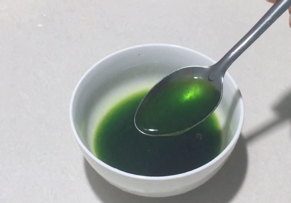 Chuẩn bị nước cốt lá dứa và trộn bột